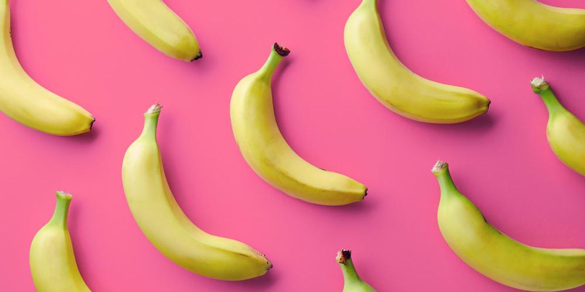 Friss banánok rózsaszín háttéren
