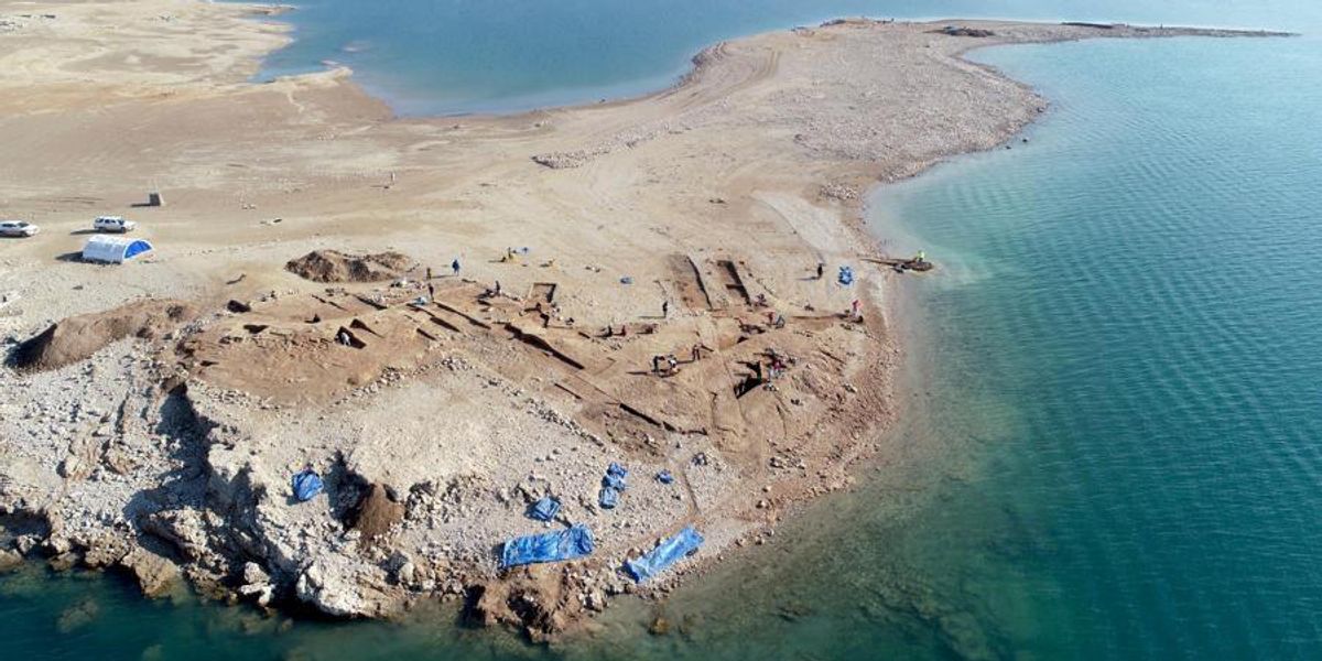  A romokból álló halom Zakhiku ősi városa lehetett, a Mitanni Birodalom nyüzsgő központja, amely i. e. 1550 és 1350 között virágzott a Tigris folyó partján