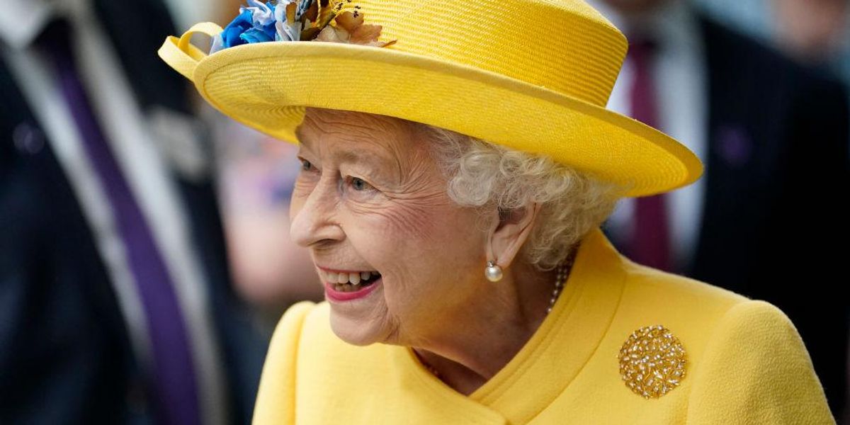 II. Erzsébet részt vesz az Erzsébet-vonal hivatalos megnyitóján a Paddington pályaudvaron 2022. május 17-én Londonban