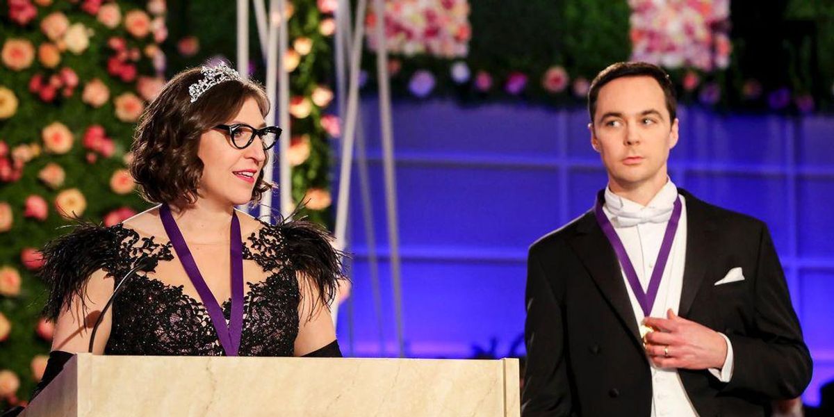 Sheldon és Amy egymás mellett állnak