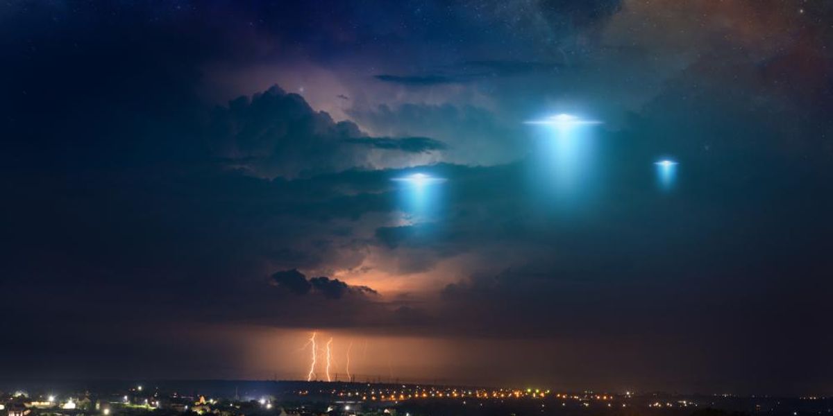 UFO-knak látszó, kék fények a viharos égen