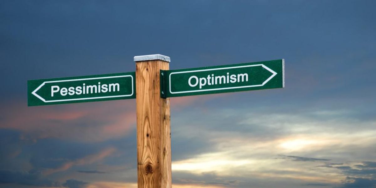 Egy tábla, ami egyik irányban az optimizmus felé, a másikba pedig pesszimizmushoz mutat