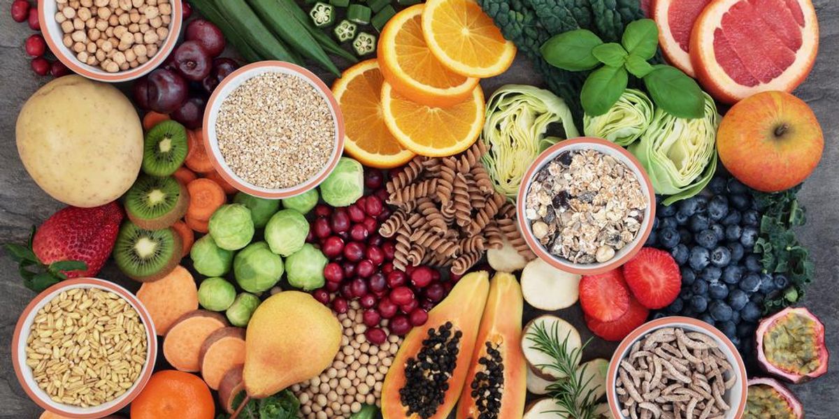 Vegán, magas rosttartalmú étrend: gyümölcsök, zöldségek, gabonafélék, teljes kiőrlésű tészta, hüvelyesek, gyógynövények