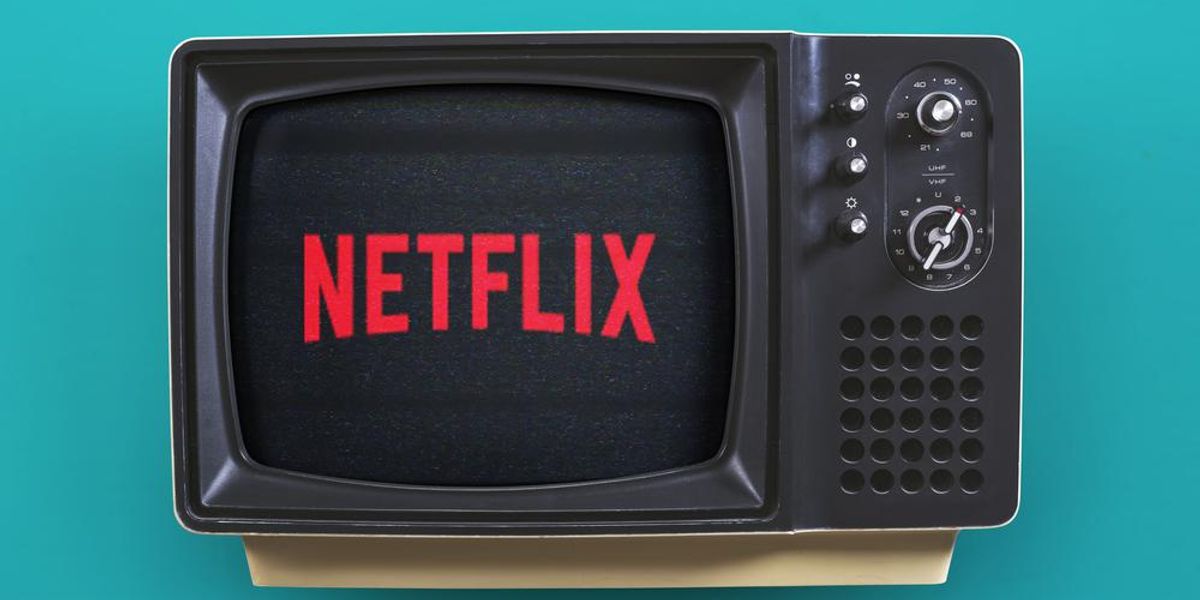 Netflix felirat régi tévé képernyőjén, kék háttér előtt
