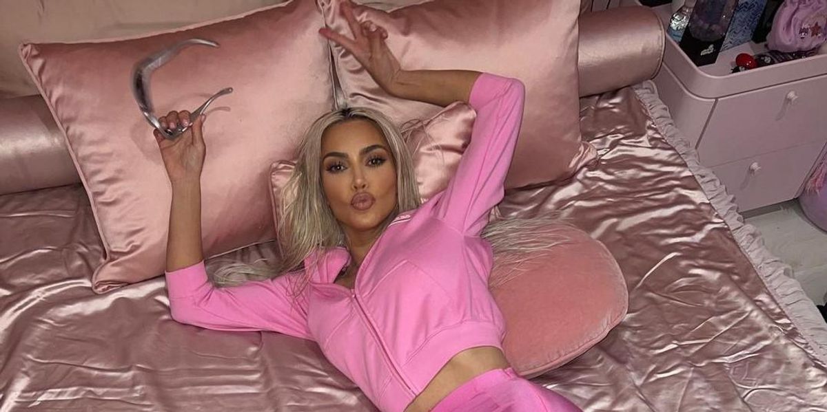 Kim Kardashian rózsaszín ruhában