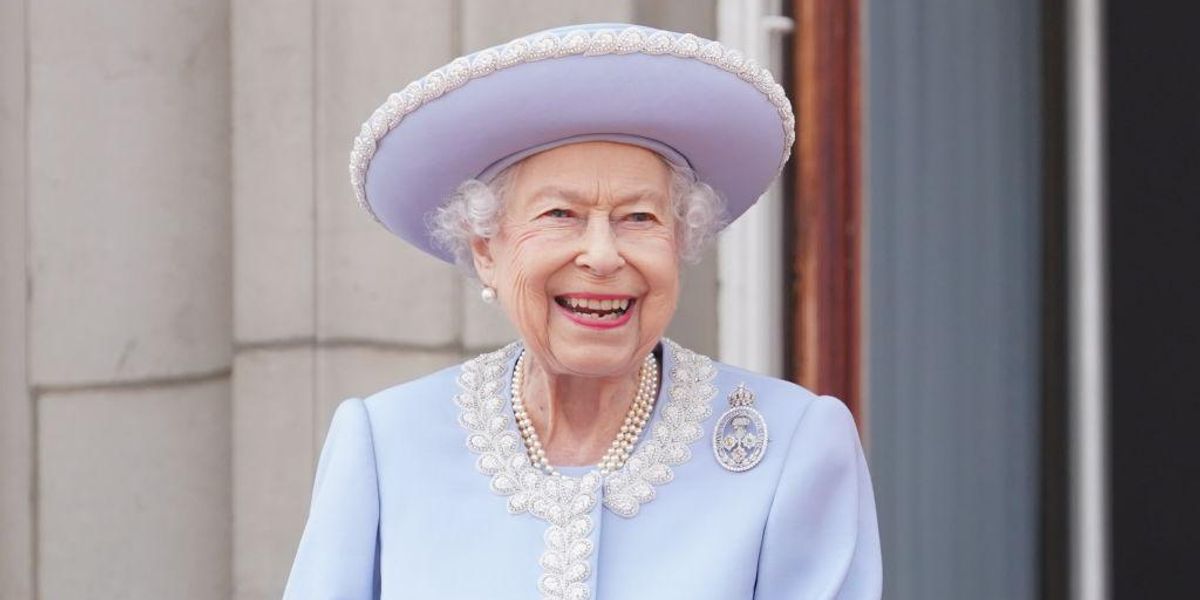 II. Erzsébet királynő a Buckingham-palota erkélyéről nézi a Trooping the Colour parádét a Trooping the Colour parádén 2022. június 2-án Londonban