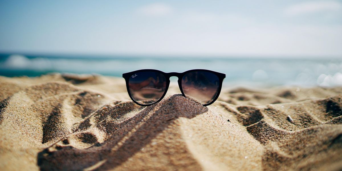 Egy tengerparton hagyott napszemüveg