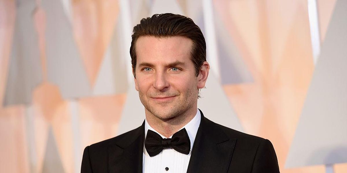 Bradley Cooper csokornyakkendőben és öltönyben