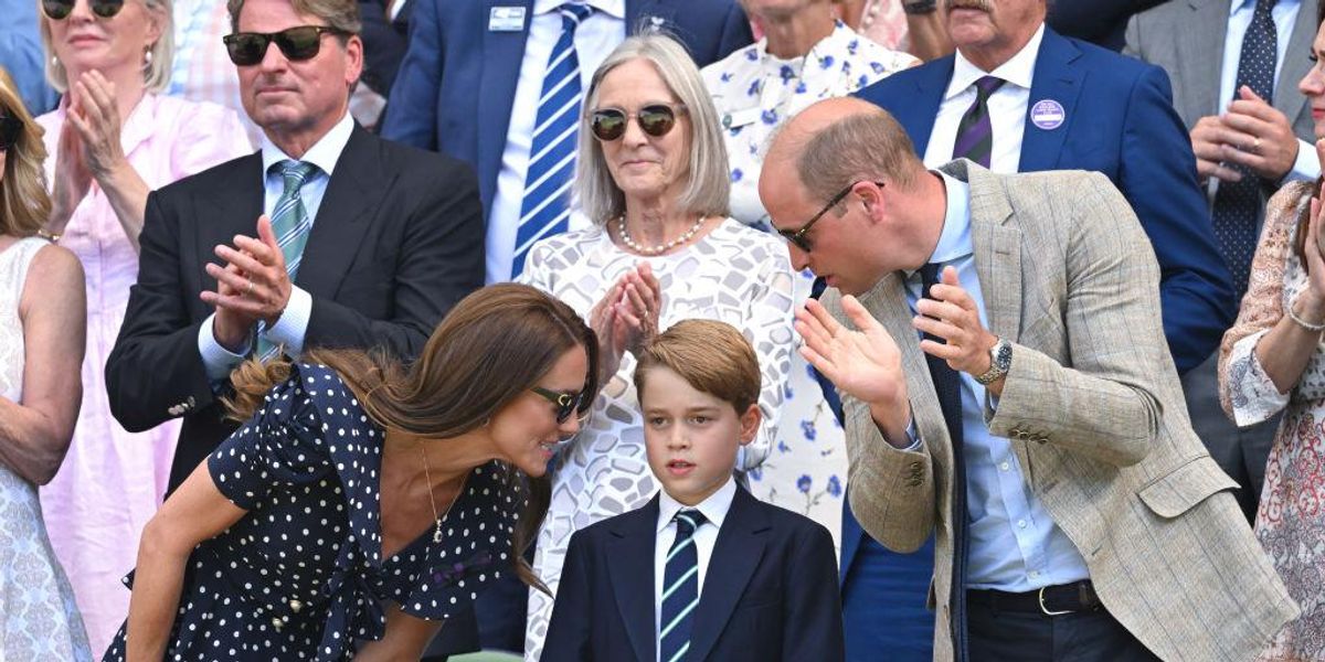 György herceg és szülei a wimbledoni királyi páholyban