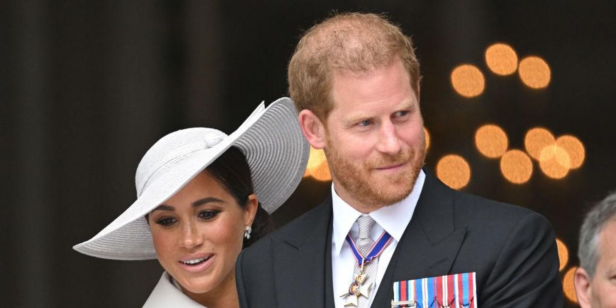 Meghan Markle Harry herceg háta mögött