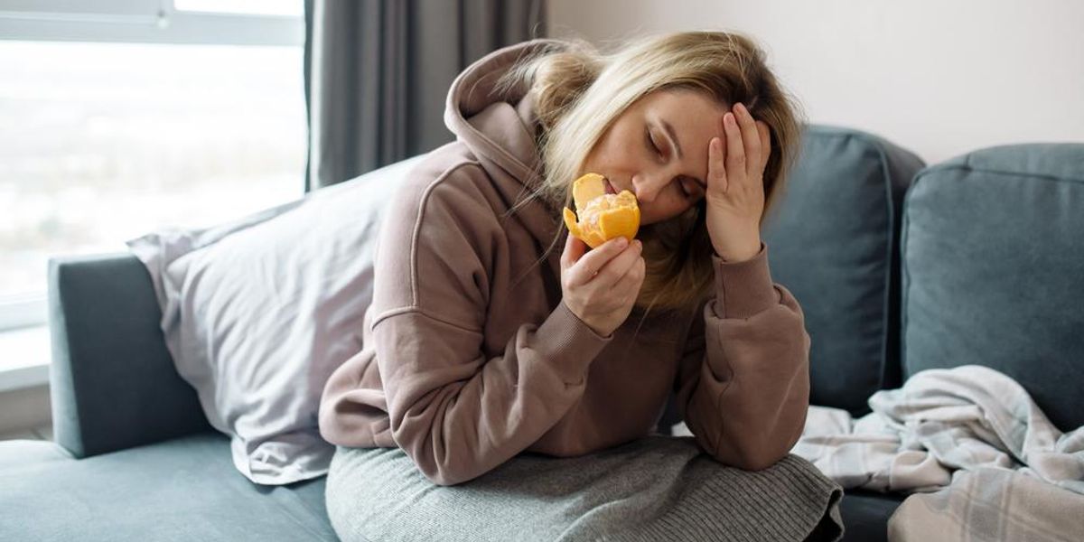 Long covid szindróma - fokozott fáradtság, erőhiány, csökkent immunitás, memóriaproblémák és szaglásvesztés. Nő citrusféléket szagolgat, és nem érzi a szagát.