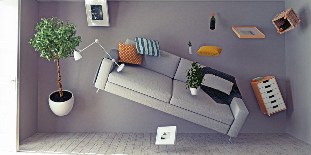 Egy nappali, melyben a bútorok a levegőbe emelkedtek