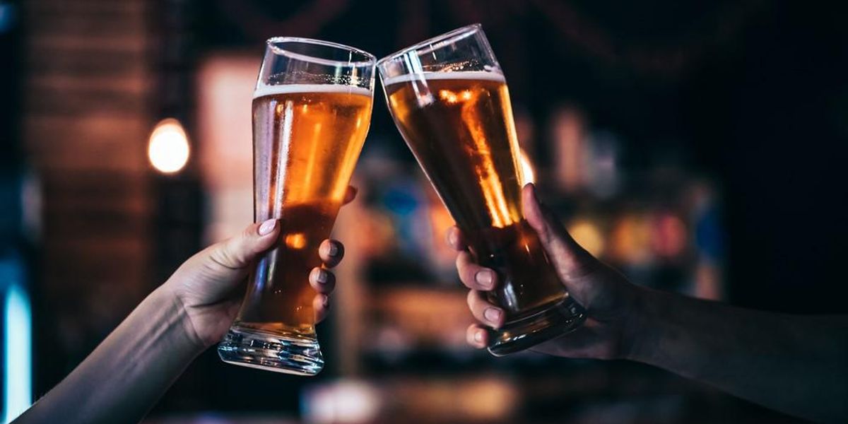 Két ember sörrel koccint