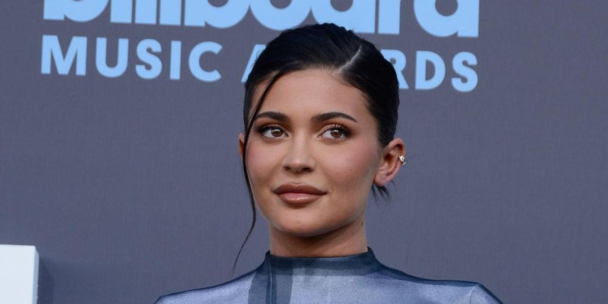 Klye Jenner kék felsőben