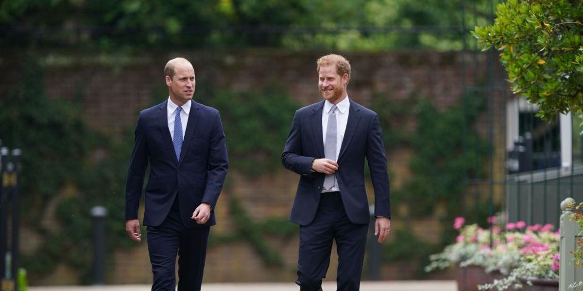 Harry és Vilmos herceg egymás mellett sétálnak öltönyben