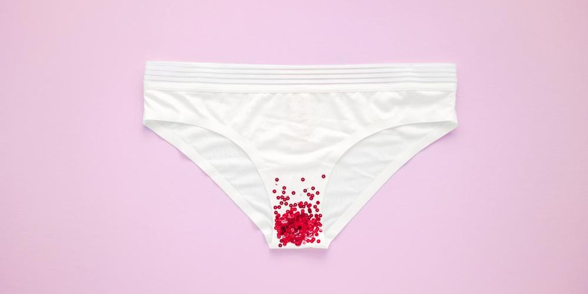 Fehér bugyin piros flitterek, rózsaszínű háttéren, menstruáció illusztráció