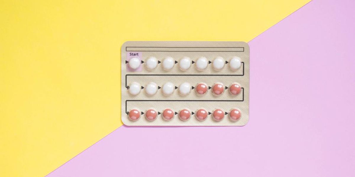   Szájon át szedhető fogamzásgátló tabletta, sárga rózsaszín háttéren