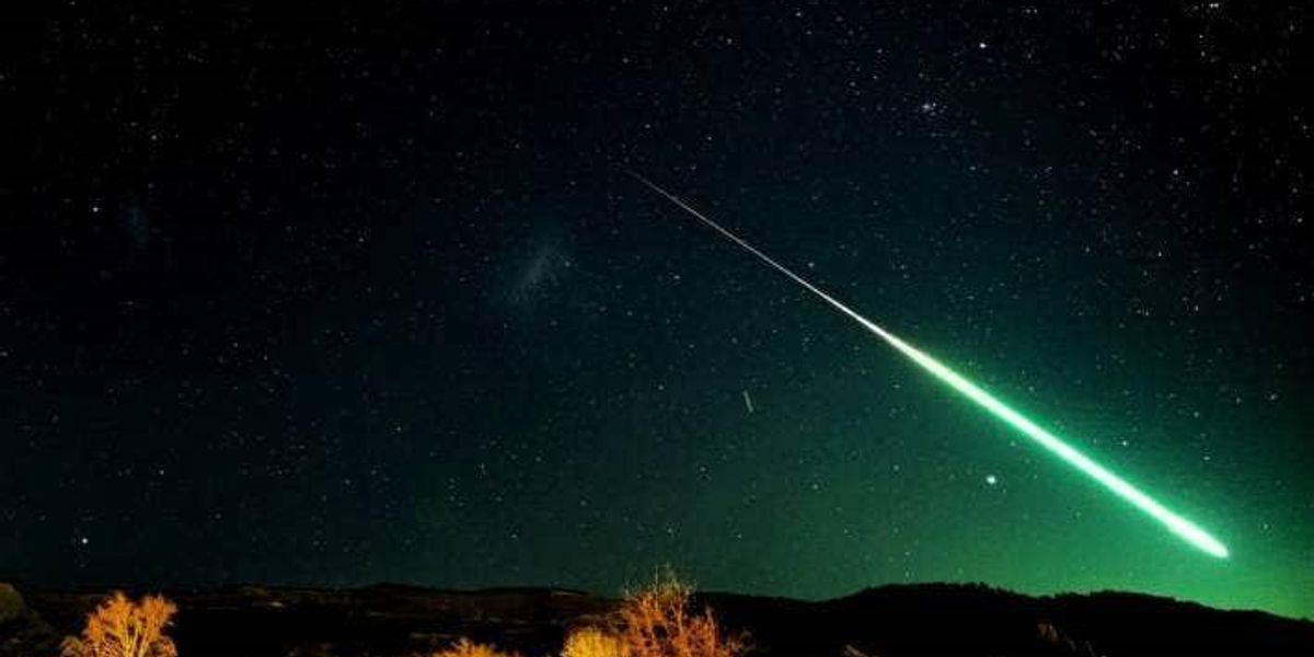 Egy zöld fényű meteorról készített kép