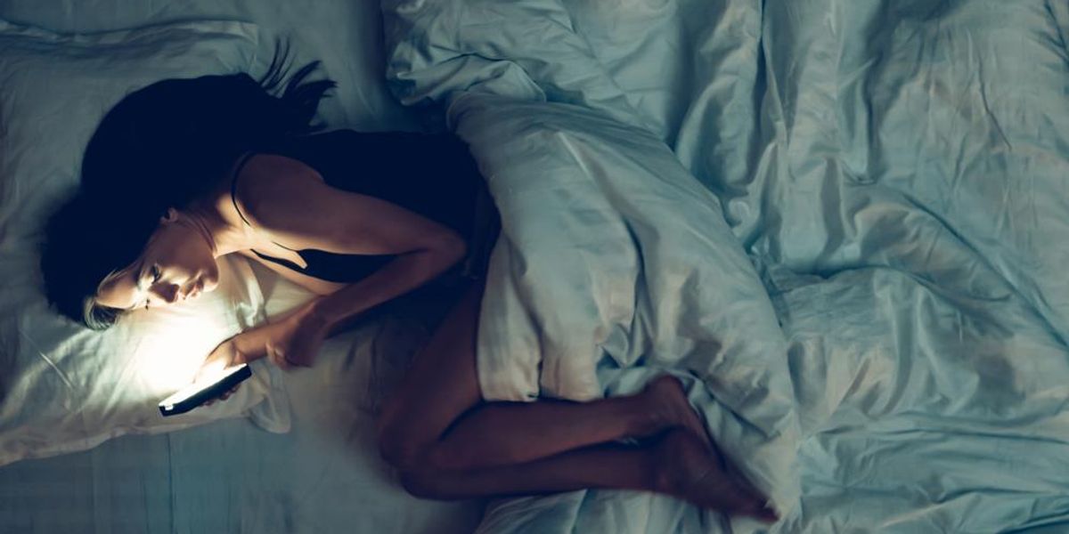 Álmatlanságban szenvedő nő mobilozik