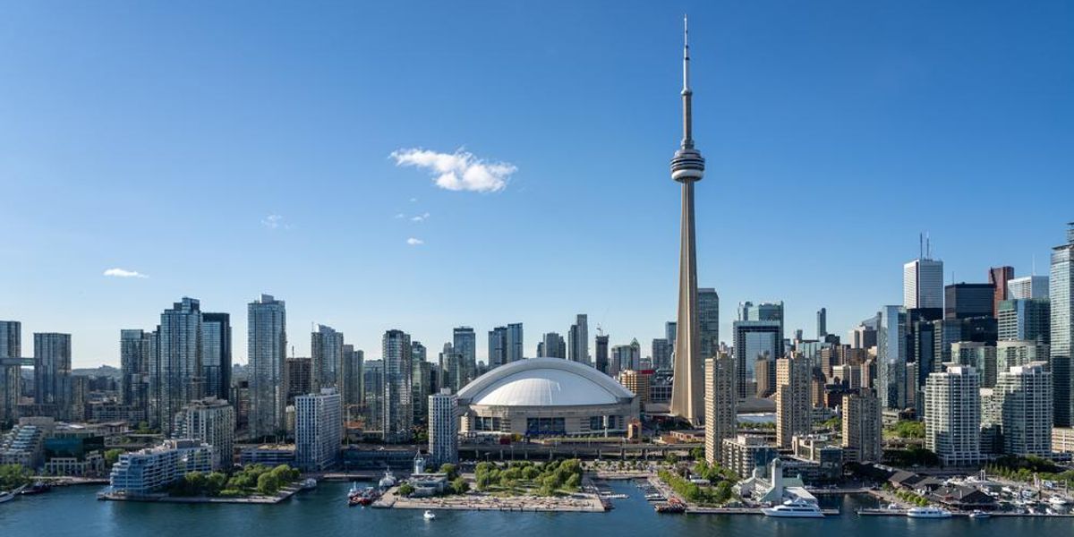 Toronto belvárosának légi felvétele az Ontario-tóról