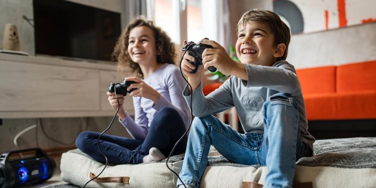Két gyerek videojátékozik konzol segítségével 