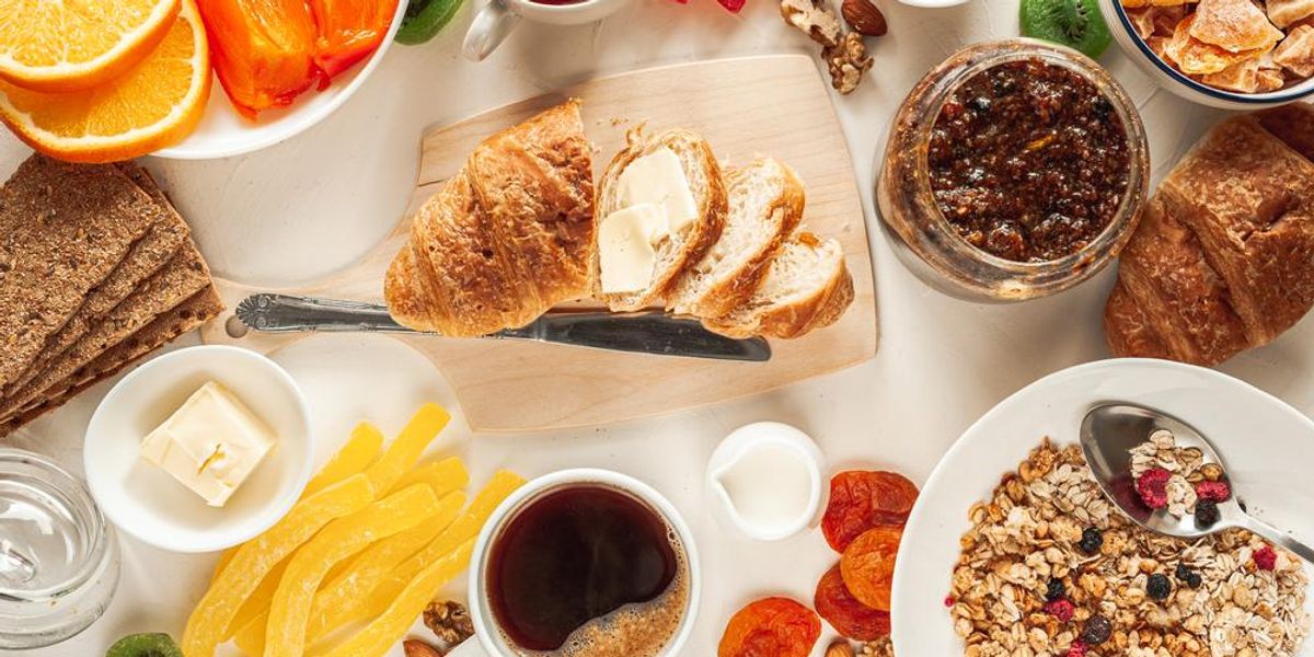 Bőséges reggeli friss gyümölcsökkel, aszalt gyümölcsökkel, croissant-val és müzlivel