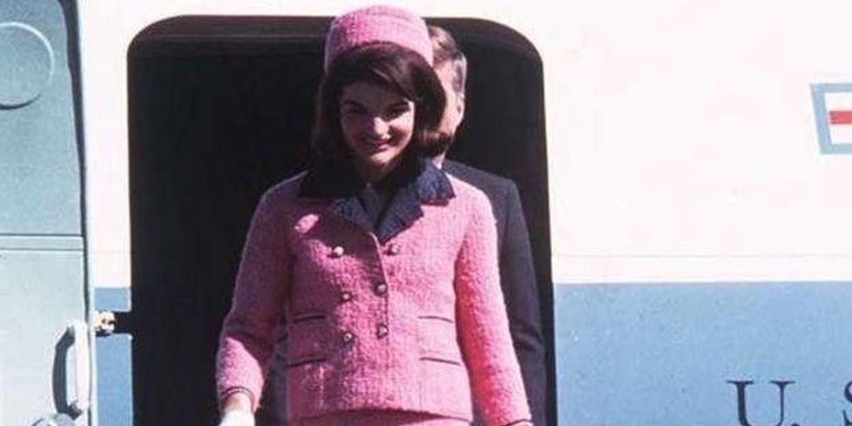 Jackie Kennedy az ikonikus pink Chanel kosztümben