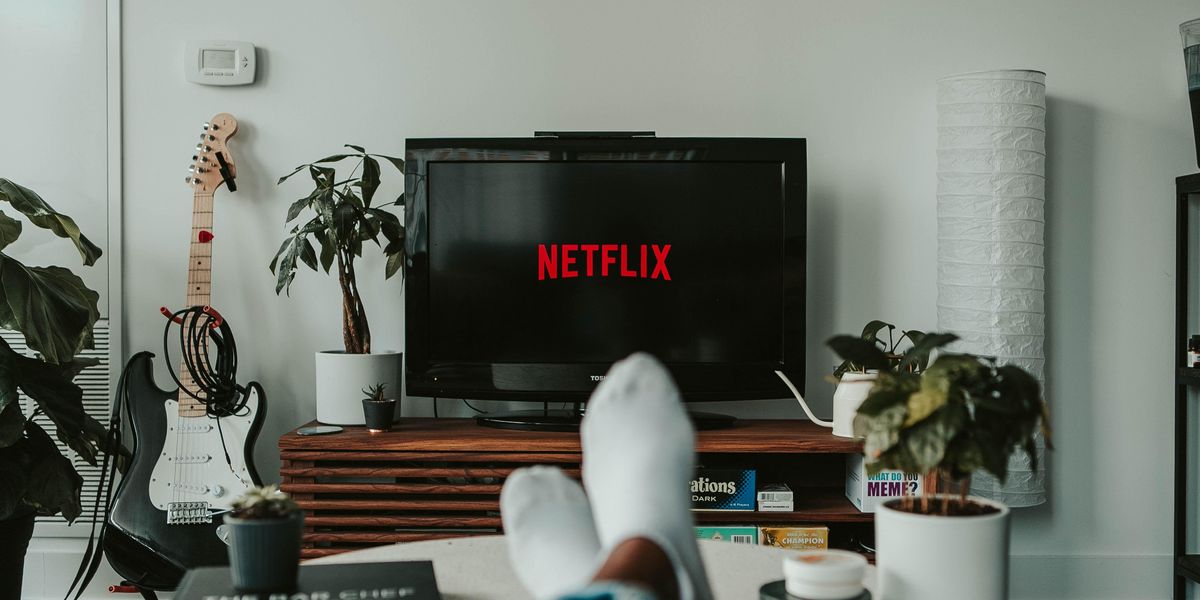 Egy ember Netflixet néz a TV-n.