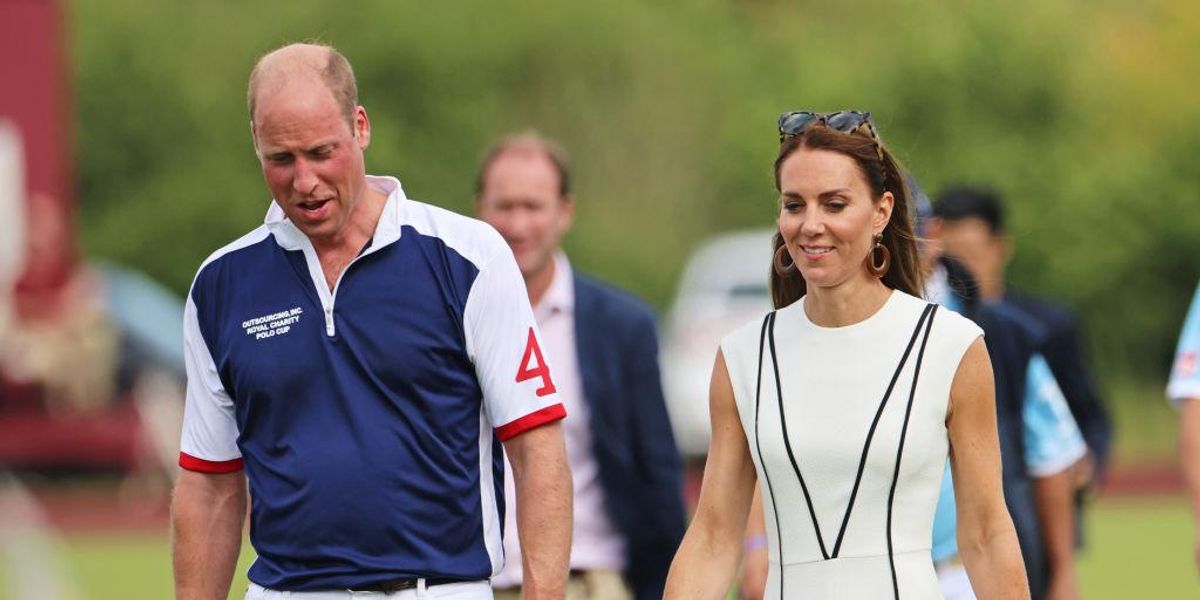 Kate Middleton és Vilmos herceg egymás mellett sétál