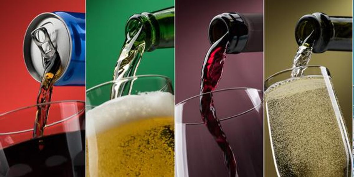 Különböző italok öntése pohárba: kóla, sör, bor, víz