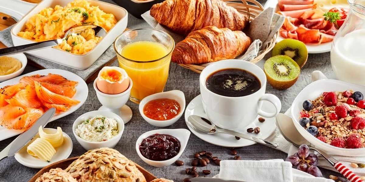 Bőséges reggeli: kávé, narancslé, gyümölcs, müzli, füstölt lazac, tojás, croissant, hús és sajt
