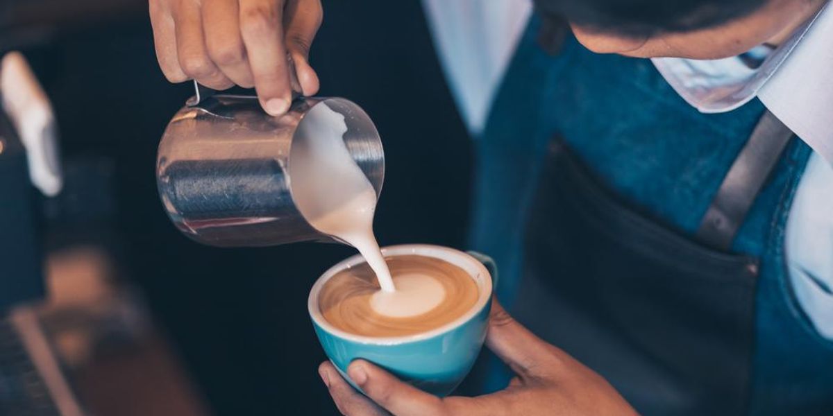 Barista kávét készít