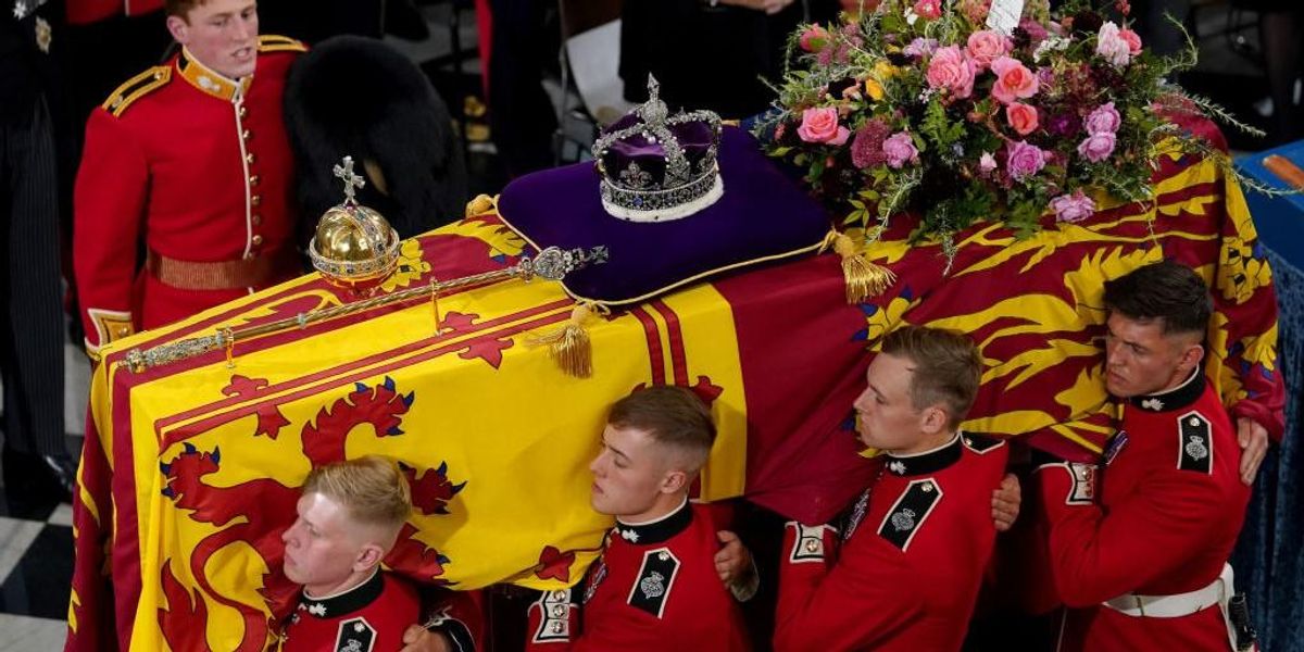 II. Erzsébet királynő koporsója, rajta a koronával és a temetési csokorral