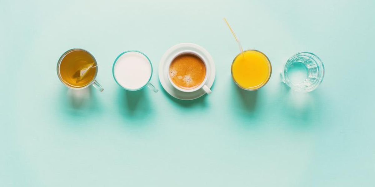 Különböző italok (tea, tej, kávé, narancslé és víz) kékeszöld háttéren