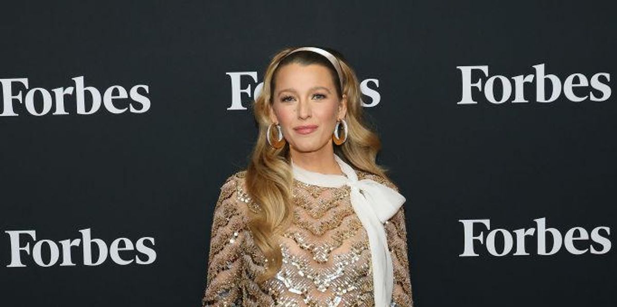 Blake Lively flitteres arany ruhában áll terhesen