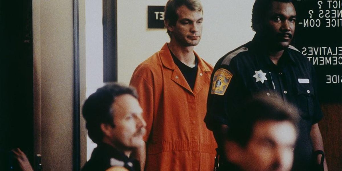 Jeffrey Dahmer, ahogy bevezetik a bíróságra