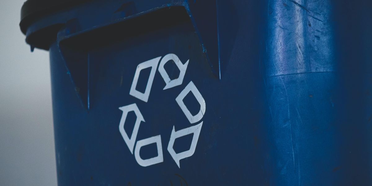 Egy újrahasznosítható hulladék számára fenntartott szemetes