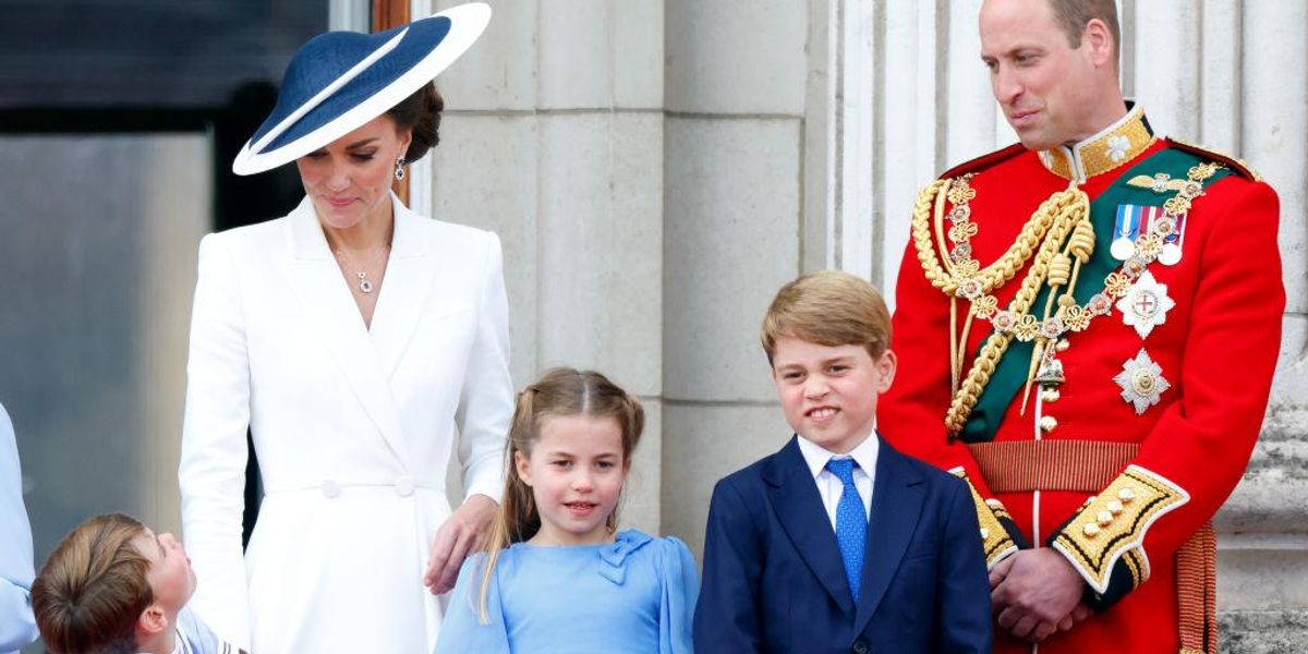 Lajos herceg, Katalin hercegné, Sarolta hercegnő, György herceg és Vilmos herceg a Buckingham-palota erkélyéről nézik a Trooping the Colour zászlós díszszemlét 2022. június 2-án Londonban