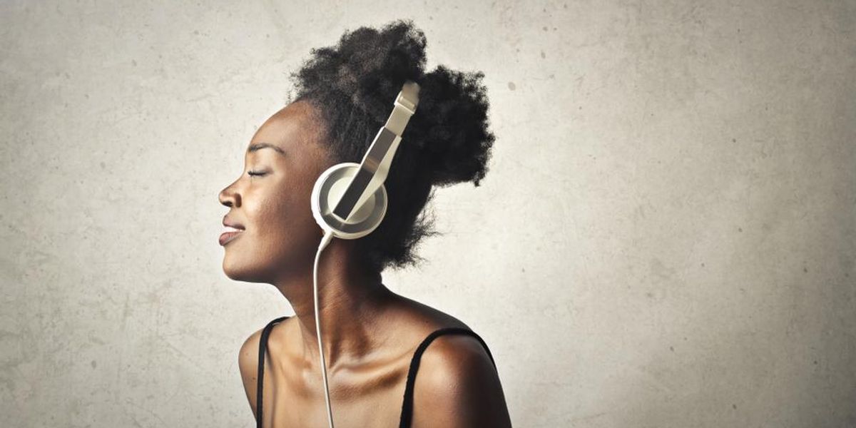 Fiatal nő zenét hallgat fejhallgatóban