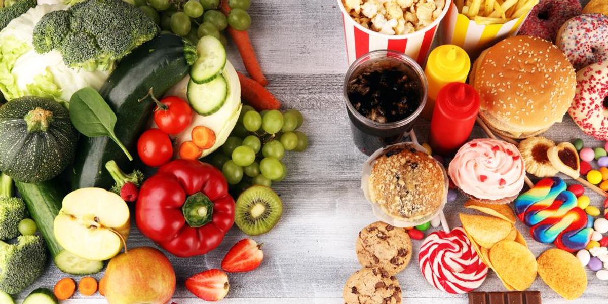 Egészséges és egészségtelen ételek két oldalon. Balra gyümölcsök és zöldségek, jobbra fánkok, édességek és hamburgerek az asztalon