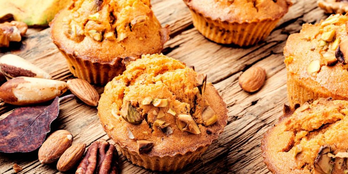 Pekándiós muffinok régi faasztalon