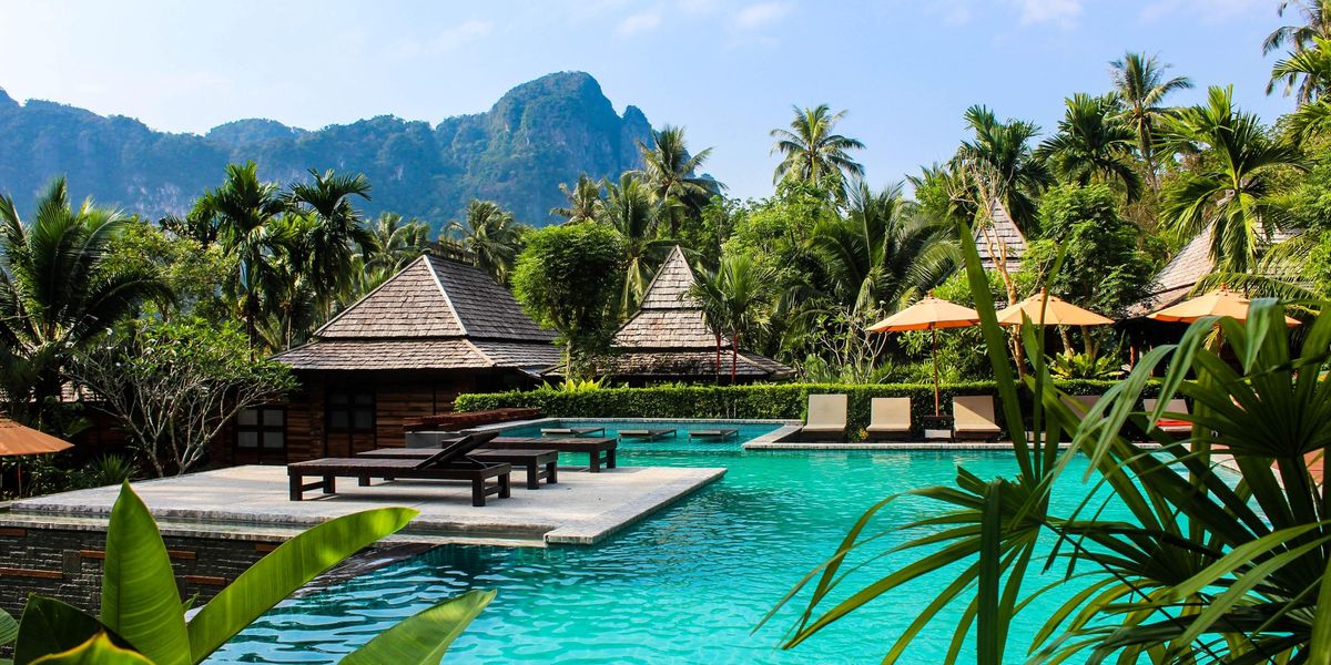 Egy pálmafákkal övezett szálloda medencéje