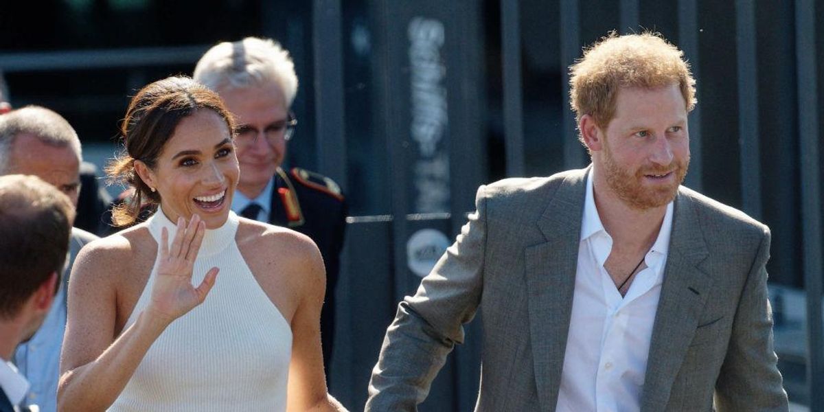 Meghan Markle és Harry herceg integet a tömegnek