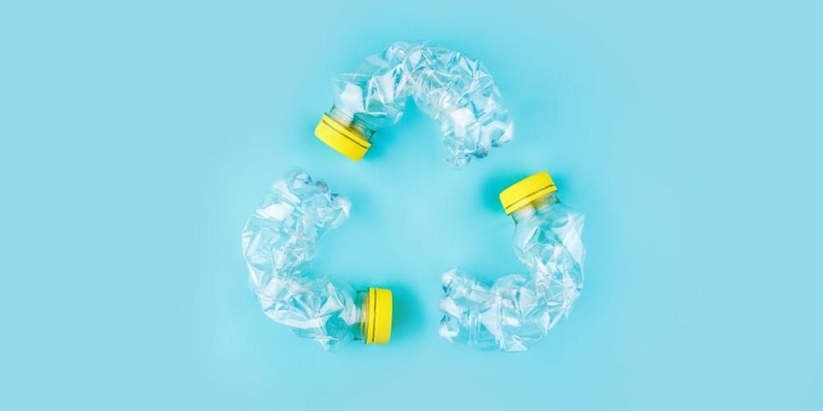 Az újrahasznosítás jele műanyag flakonokból