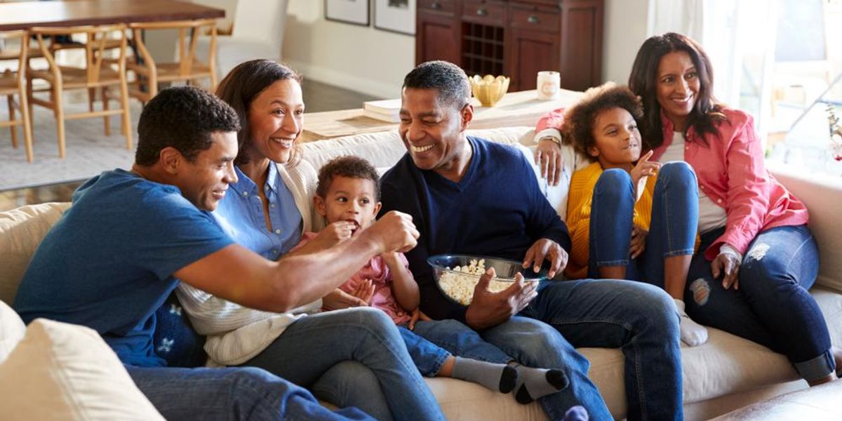 Három generációs afroamerikai család ül a kanapén a nappaliban