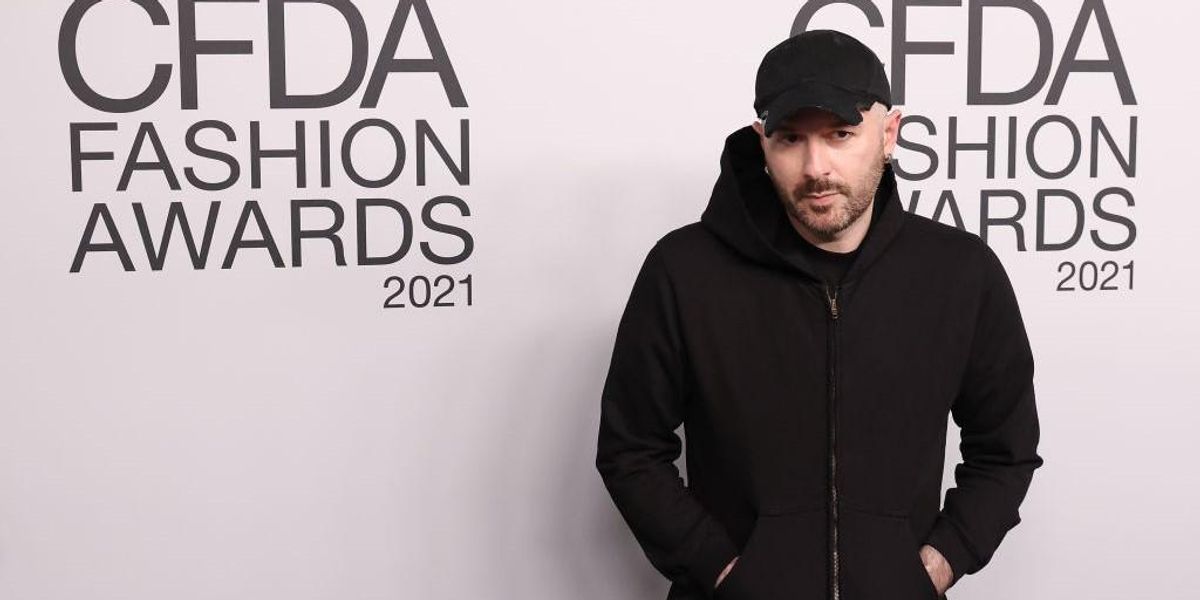 Demna Gvasalia a 2021-es CFDA-díjátadón a New York-i Seagram Buildingben