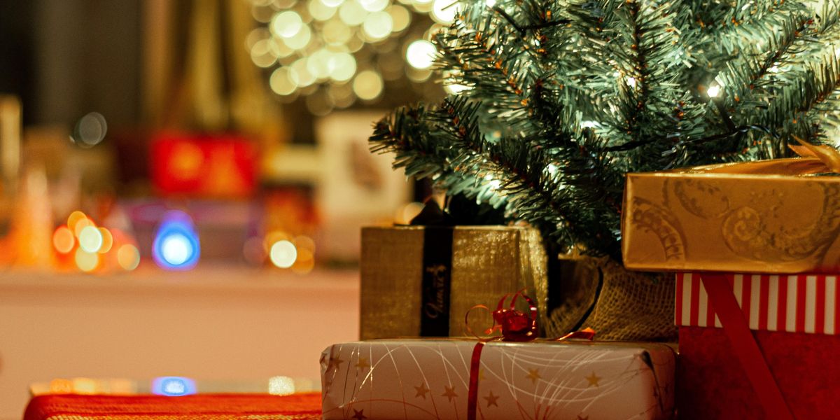 Karácsonyi ajándékok a fa alatt