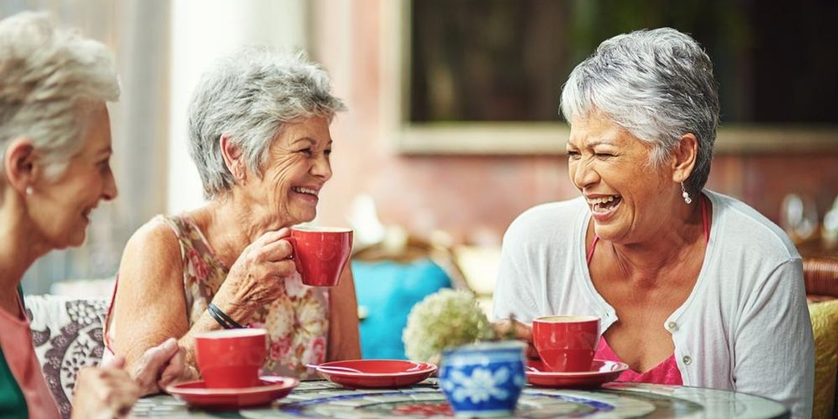 Idősebb barátnők vidáman kávéznak