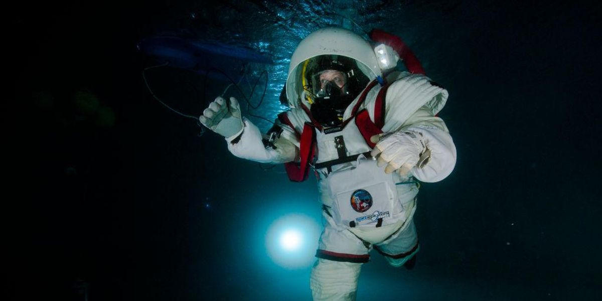 A Holdjáró program részeként Sarah Jane Pell Gandolfi-2 űrruhával merül a Comex medencében 2016. június 1-jén a franciaországi Marseille-ben