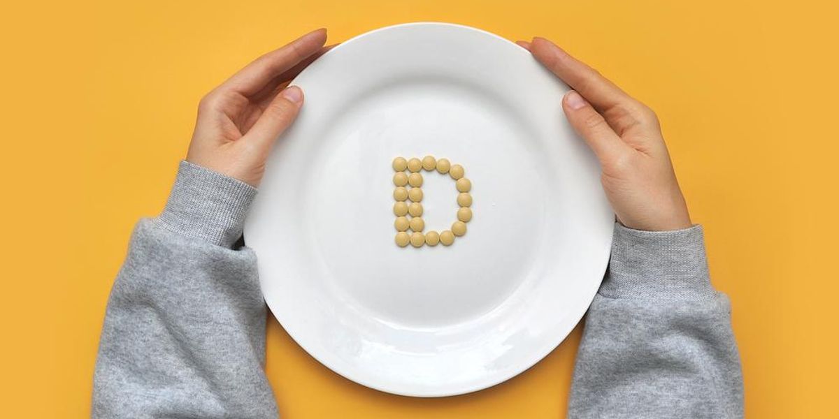 A D-vitamin jel tablettákból kirakva egy fehér tányéron